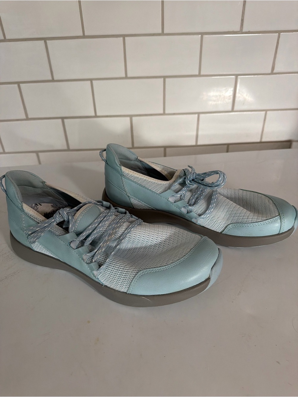 TRAQ by Alegria Lace-Up Low Top Athletic Sneakers Light Blue/Gray Floral A455920